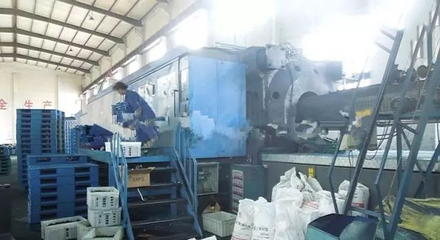 超級大注塑機！山東邦達(dá)塑料托盤的注塑現(xiàn)場